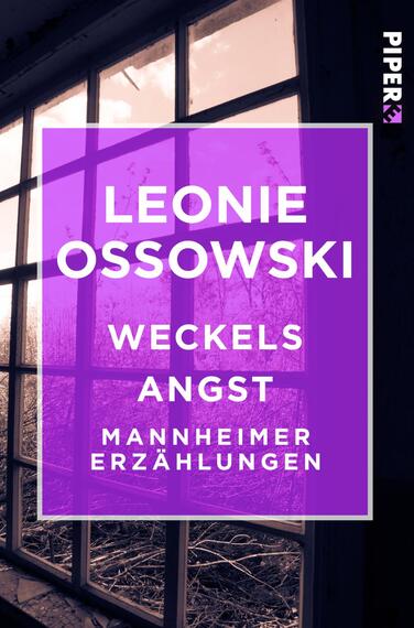 Das Buchcover zeigt ein Fenster mit einem leicht verwitterten Rahmen, durch das sanftes, diffuses Licht strömt. Die Farben sind überwiegend in lila- und beigen Tönen gehalten, was eine melancholische Atmosphäre vermittelt. Der Titel „WECKELS ANGST“ steht in großen, weißen Buchstaben im Vordergrund, darüber der Name der Autorin „LEONIE OSSOWSKI“ in etwas kleinerer Schrift. Darunter folgt die Unterzeile „MANNHEIMER ERZÄHLUNGEN“.