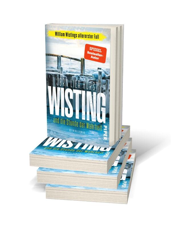 Bücherstapel des Buches „Wisting und die Stunde der Wahrheit“