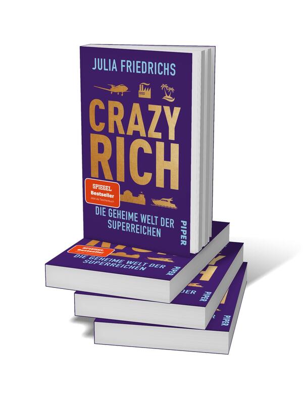 Bücherstapel des Buches „Crazy Rich“