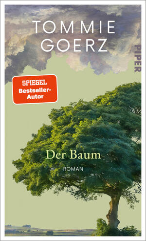 Das Buchcover zeigt einen großformatigen, üppig grünen Baum im Vordergrund vor einem hellolivgrünen Hintergrund, darüber dramatische grauviolette Wolken. Oben zentriert steht der Autorenname TOMMIE GOERZ in großen weißen Großbuchstaben; mittig unten der Titel „Der Baum“ in serifenbetonter, heller Schrift, darunter klein „ROMAN“. Links oben ein orangeroter Auszeichnungsbutton mit weißer Aufschrift „SPIEGEL Bestseller-Autor“. Stimmung: ruhig, leicht dramatisch.