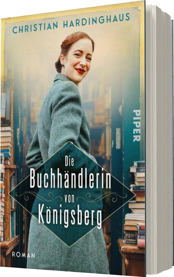 Das Buchcover zeigt eine lächelnde Frau mit langen, braunen Haaren in einem hellblauen, klassischen Mantel. Der Hintergrund ist geprägt von Bücherregalen, die eine gemütliche Buchhandlung vermitteln. In der oberen Bildhälfte steht in hellblauer Schrift der Name des Autors „Christian Hardinghaus“. Im Zentrum des Covers befindet sich in einem stilisierten, dunkelgrünen Karree der Titel „Die Buchhändlerin von Königsberg“. Das Cover strahlt eine einladende, nostalgische Atmosphäre aus. Rechts steht der Vermerk „ROMAN“ und das Verlagslogo „PIPER“.