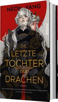 Das Buchcover zeigt einen dramatischen roten Hintergrund mit einer stilisierten Illustration einer Frau mit langen, silbernen Haaren, die eine kraftvolle Ausstrahlung hat. Sie trägt einen schwarzen Mantel und wird von geschwungenen Schlangenelementen umgeben, die den Titel „Die letzte Tochter der Drachen“ in großen, goldenen Buchstaben begleiten. Der Autorennamen „Neon Yang“ steht ebenfalls prominent in Gold über der Figur, während das Wort „Roman“ in kleinerer Schrift darunter platziert ist.