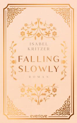 Das Buchcover zeigt einen zarten, rosafarbenen Hintergrund. In der Mitte ist der Titel „FALLING SLOWLY“ in großen, glänzenden, goldenen Buchstaben platziert, darunter steht der Zusatz „Roman“ in einer kleineren Schrift. Oben und unten verzieren filigrane floral anmutende Ornamente das Cover, ebenfalls in Gold. Der Name der Autorin „ISABEL KRITZER“ befindet sich in eleganter, goldener Schrift oberhalb des Titels.