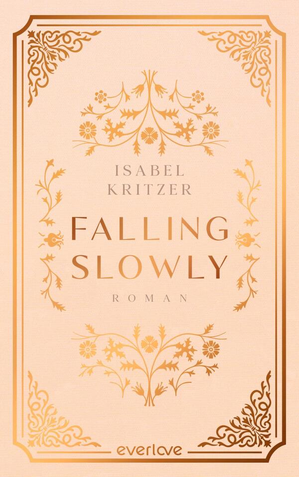 Das Buchcover zeigt einen zarten, rosafarbenen Hintergrund. In der Mitte ist der Titel „FALLING SLOWLY“ in großen, glänzenden, goldenen Buchstaben platziert, darunter steht der Zusatz „Roman“ in einer kleineren Schrift. Oben und unten verzieren filigrane floral anmutende Ornamente das Cover, ebenfalls in Gold. Der Name der Autorin „ISABEL KRITZER“ befindet sich in eleganter, goldener Schrift oberhalb des Titels.