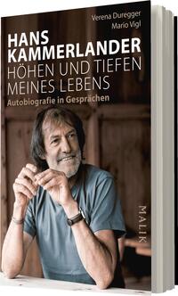 Das Buchcover zeigt das Portrait von Hans Kammerlander, einem älteren Mann mit langem, leicht ergrautem Haar und einem freundlichen, nachdenklichen Gesichtsausdruck. Er trägt ein hellblaues Oberteil und hält eine Hand in seine Richtung. Der Hintergrund ist unscharf und schlicht, was die Aufmerksamkeit auf die Person lenkt. Der Titel „HÖHEN UND TIEFEN MEINES LEBENS“ ist in großen, weißen Buchstaben über dem Bild platziert, darunter folgt der Untertitel „Autobiografie in Gesprächen“ in kleinerer Schrift. Die Farben sind warm und einladend, was eine persönliche Atmosphäre vermittelt.
