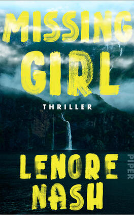 Das Buchcover zeigt eine düstere, nebelverhangene Fjordlandschaft mit einem schmalen Wasserfall vor dunklen Bergen und tiefblau-grünen Gewässern. Großflächig ist der Titel in grober, gelber Pinseltypografie „MISSING GIRL“ gesetzt; darunter in kleiner weißer Grotesk steht „THRILLER“. Am unteren Bildrand erscheint der Autorenname in gleicher gelber Pinseloptik „LENORE NASH“. Die Stimmung ist unheilvoll und spannungsgeladen.