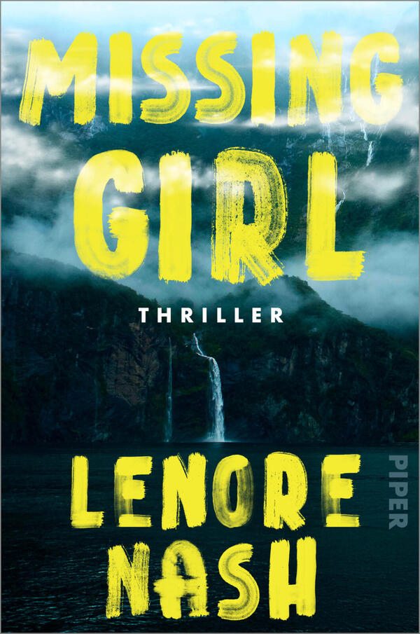 Das Buchcover zeigt eine düstere, nebelverhangene Fjordlandschaft mit einem schmalen Wasserfall vor dunklen Bergen und tiefblau-grünen Gewässern. Großflächig ist der Titel in grober, gelber Pinseltypografie „MISSING GIRL“ gesetzt; darunter in kleiner weißer Grotesk steht „THRILLER“. Am unteren Bildrand erscheint der Autorenname in gleicher gelber Pinseloptik „LENORE NASH“. Die Stimmung ist unheilvoll und spannungsgeladen.