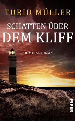 Schatten über dem Kliff Das Buchcover zeigt einen einsamen Leuchtturm auf einem kargen Kliff links, beleuchtet gegen einen dramatischen Sonnenuntergang mit tiefroten, orange- und violettschwarzen Wolken. Im Vordergrund raues Dünengras und Felsen. Oben steht in goldener Serifenschrift „TURID MÜLLER“, mittig in großer weißer Serifenschrift der Titel SCHATTEN ÜBER DEM KLIFF; darunter klein „Kriminalroman“. Die Stimmung ist düster und spannungsgeladen.