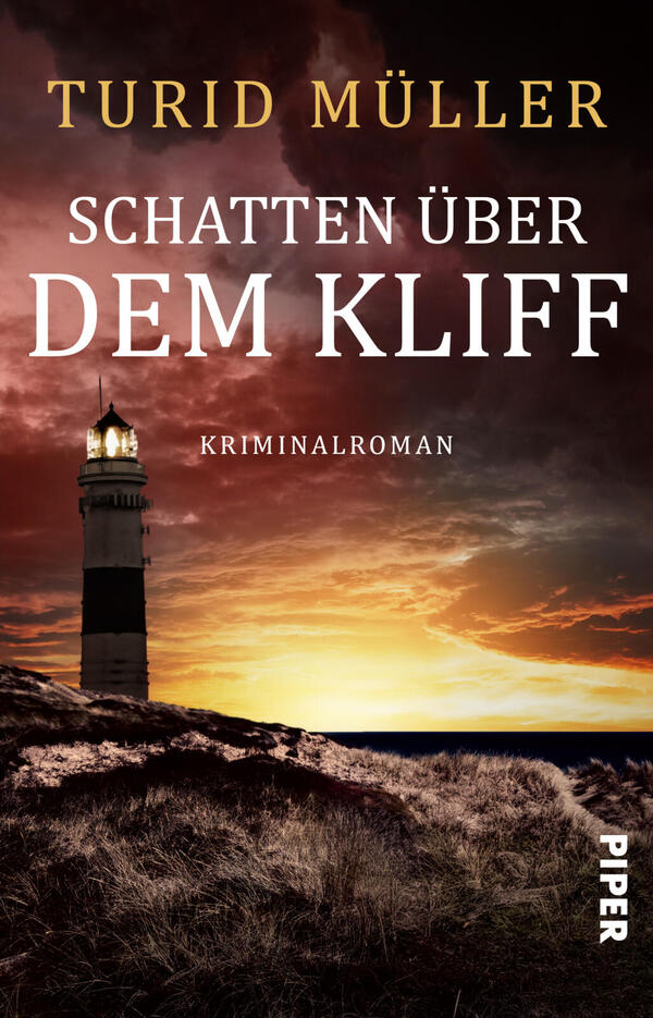 Das Buchcover zeigt einen einsamen Leuchtturm auf einem kargen Kliff links, beleuchtet gegen einen dramatischen Sonnenuntergang mit tiefroten, orange- und violettschwarzen Wolken. Im Vordergrund raues Dünengras und Felsen. Oben steht in goldener Serifenschrift „TURID MÜLLER“, mittig in großer weißer Serifenschrift der Titel SCHATTEN ÜBER DEM KLIFF; darunter klein „Kriminalroman“. Die Stimmung ist düster und spannungsgeladen.