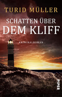 Das Buchcover zeigt einen einsamen Leuchtturm auf einem kargen Kliff links, beleuchtet gegen einen dramatischen Sonnenuntergang mit tiefroten, orange- und violettschwarzen Wolken. Im Vordergrund raues Dünengras und Felsen. Oben steht in goldener Serifenschrift „TURID MÜLLER“, mittig in großer weißer Serifenschrift der Titel SCHATTEN ÜBER DEM KLIFF; darunter klein „Kriminalroman“. Die Stimmung ist düster und spannungsgeladen.