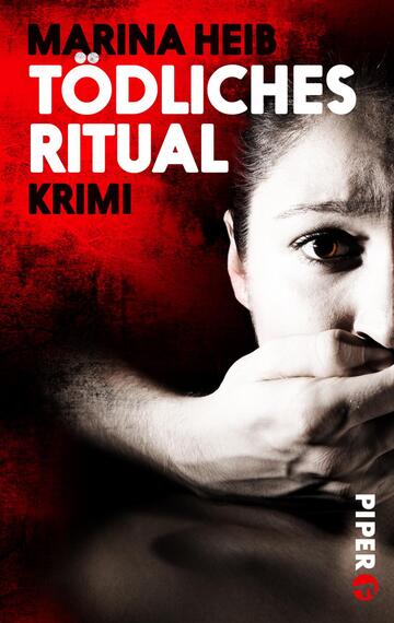 Das Buchcover zeigt eine dramatische, düstere Szenerie mit einem roten Hintergrund. Im Vordergrund ist das Gesicht einer Frau zu sehen, deren Ausdruck Angst und Schrecken vermittelt, während eine männliche Hand ihren Mund festhält. Die Titelgestaltung in großen, weißen Buchstaben präsentiert den Titel „Tödliches Ritual“ sowie den Autorennamen „Marina Heib“ in einer klaren, modernen Typografie. Der Zusatz „Krimi“ ist ebenfalls prominent platziert. Die Gesamtatmosphäre vermittelt Spannung und Dramatik.