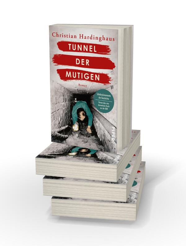 Bücherstapel des Buches „Tunnel der Mutigen“