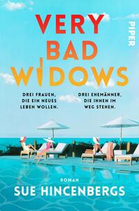 Das Buchcover zeigt einen hellen, blauen Himmel und eine einladende Poollandschaft. Darin entspannen drei Frauen auf Liegen, zwei tragen Sonnenhüte und eine sitzt am Rand des Pools. Der Titel „VERY BAD WIDOWS“ ist in auffälligen Gelb- und Orangetönen geschrieben und zieht die Blicke auf sich. Unter dem Titel befinden sich die Slogans „Drei Frauen, die ein neues Leben wollen“ und „Drei Ehemänner, die ihnen im Weg stehen“ in klarer, schwarzer Schrift. Unten steht der Name der Autorin „SUE HINCENBERGS“ in weißer Schrift.