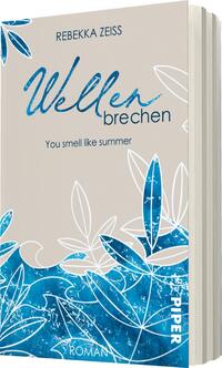 Das Buchcover zeigt einen hellen Hintergrund in sanften Beigetönen. Der Titel „Wellen brechen“ ist prominent in eleganter, geschwungener Schrift in Blau platziert. Unterhalb des Titels steht der Zusatz „You smell like summer“ in schlichterer Schrift. Das Design wird durch stilisierte, blaue Blätterornamente ergänzt, die eine frische und sommerliche Atmosphäre vermitteln. Der Name der Autorin „Rebekka Zeiss“ ist oben auf dem Cover in einer klaren Schriftart abgedruckt.