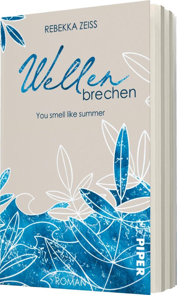Das Buchcover zeigt einen hellen Hintergrund in sanften Beigetönen. Der Titel „Wellen brechen“ ist prominent in eleganter, geschwungener Schrift in Blau platziert. Unterhalb des Titels steht der Zusatz „You smell like summer“ in schlichterer Schrift. Das Design wird durch stilisierte, blaue Blätterornamente ergänzt, die eine frische und sommerliche Atmosphäre vermitteln. Der Name der Autorin „Rebekka Zeiss“ ist oben auf dem Cover in einer klaren Schriftart abgedruckt.