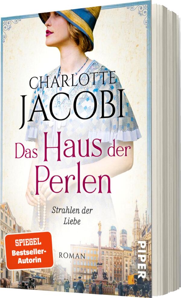 Das Buchcover zeigt eine elegante Frau mit einem modischen Hut und einer blauen Bluse, die den Betrachter direkt anschaut. Der Hintergrund zeigt eine historische Stadtansicht mit charakteristischen Gebäuden. Oben steht in größerer Schrift „CHARLOTTE JACOBI“, gefolgt von dem Titel „Das Haus der Perlen“ in großer, pinker Schrift. Darunter steht der Untertitel „Strahlen der Liebe“ in kleinerer Schrift. Das Cover vermittelt eine romantische und nostalgische Atmosphäre. Ein orangefarbenes Siegel mit der Aufschrift „SPIEGEL-Bestseller-Autorin“ hebt sich deutlich ab.