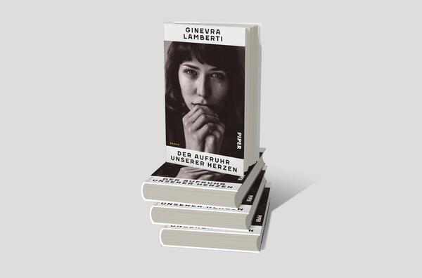 Bücherstapel des Buches „Der Aufruhr unserer Herzen“