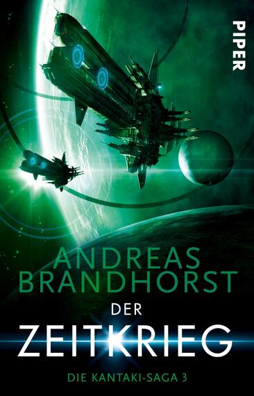 Das Buchcover zeigt ein futuristisches Weltraumszenario mit einer dunklen, grünen Farbpalette, die durch leuchtende Akzente hervorgehoben wird. Im Mittelpunkt stehen zwei Raumschiffe vor einem großen Planeten und einer nebulösen Umgebung. Der Titel „DER ZEITKRIEG“ ist in einer markanten, weißen Schrift in der unteren Hälfte des Covers platziert, während der Autor „ANDREAS BRANDHORST“ darüber in cyanfarbener Schrift steht. Das Cover vermittelt eine spannungsgeladene, mysteriöse Atmosphäre.