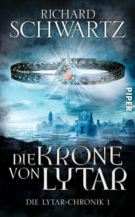 Die Krone von Lytar Das Buchcover zeigt eine imposante Krone mit einem zentralen roten Edelstein, die über einer mystischen Landschaft schwebt. Im Hintergrund sind verwitterte Ruinen und eine neblige Atmosphäre zu sehen, die eine geheimnisvolle Stimmung erzeugt. Der Titel „Die Krone von Lytar“ ist in großen, eleganten weißen Buchstaben am unteren Rand platziert, während der Name des Autors „Richard Schwartz“ in einer kontrastierenden Schriftart an oberster Stelle steht. Der Verlag „Piper“ ist in kleinerer Schrift am rechten Rand zu finden.