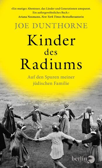 Das Buchcover zeigt eine zentrale, schwarz-weiße Fotografie von Kindern, die in einer ländlichen Umgebung spielen. Sie tragen Masken und scheinen fröhlich zu sein, während sie sich an den Händen halten. Der Hintergrund ist hellgelb, was eine warme, einladende Atmosphäre vermittelt. Der Titel „Kinder des Radiums“ steht in großen, schwarzen Buchstaben oben auf dem Cover, gefolgt vom Autorennamen „Joe Dunthorne“ in kleineren Buchstaben. Darunter befindet sich der Satz „Auf den Spuren meiner jüdischen Familie“ in einem reduzierten, eleganten Design.