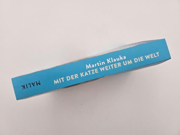 Außenansicht des Buches „Mit der Katze weiter um die Welt“