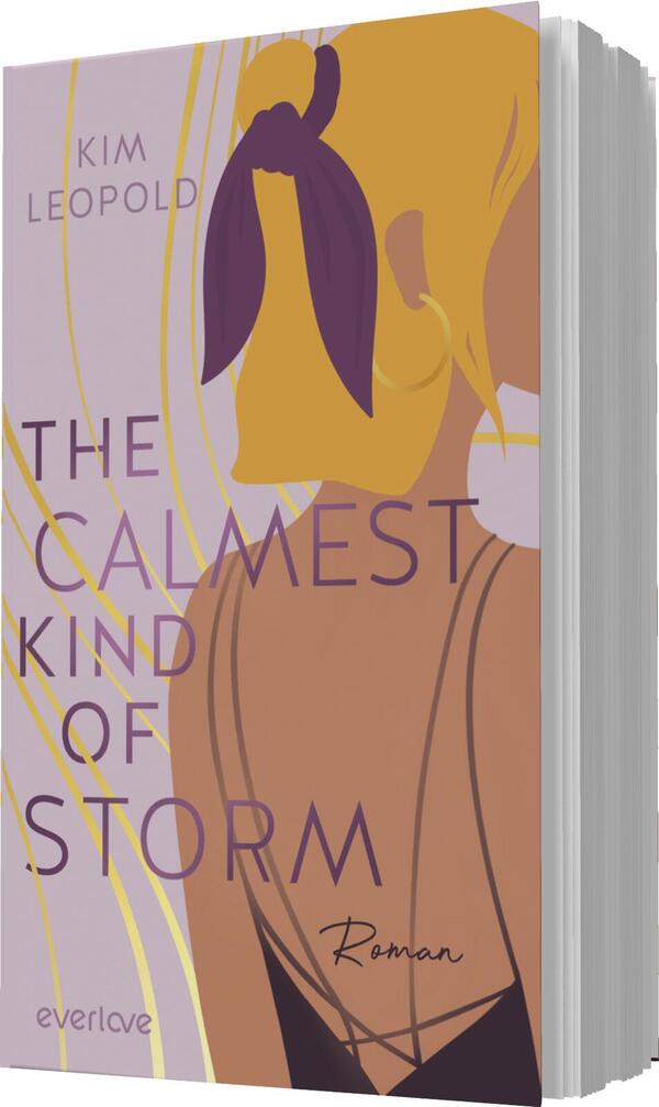 Das Buchcover zeigt eine stilisierte Darstellung einer Frauenfigur mit blonden Haaren, die in einem lockeren Zopf gebunden sind. Die Farbpalette umfasst sanfte Lilatöne und gelbe Akzente, die eine ruhige, aber ansprechende Atmosphäre schaffen. Der Titel „THE CALMEST KIND OF STORM“ ist in einer eleganten Schriftart deutlich in dunkler Farbe platziert, während der Name der Autorin „KIM LEOPOLD“ oben auf dem Cover zu finden ist. Unten steht das Wort „Roman“ in kleinerer Schrift.