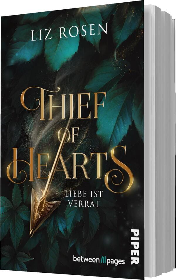 Das Buchcover zeigt einen dunklen, mystischen Hintergrund mit grünen Blättern und goldenen Akzenten. In der Mitte des Covers steht der Titel „THIEF OF HEARTS“ in eleganter, geschwungener Schrift, umgeben von einem Pfeil, der von Glitzern umgeben ist. Unter dem Titel befindet sich der Schriftzug „LIEBE IST VERRAT“ in schlichterer Schrift. Der Name der Autorin, Liz Rosen, ist am oberen Rand in weißer Schrift platziert. In der unteren Ecke ist das Verlagslogo „PIPER“ zu sehen.
