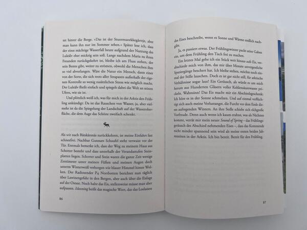 Innenansicht des Buches „Zwischen ewigem Sommer und tiefster Nacht“