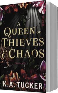 Das Buchcover zeigt einen dunklen Hintergrund mit üppigen, farbigen floralen Elementen in Violett-, Rot- und Grüntönen. In der Mitte steht der Titel „A Queen of Thieves & Chaos“ in großen, goldenen Buchstaben. Darunter befindet sich der Schriftzug „Roman“ in kleinerer Schrift. Der Autorenname „K.A. Tucker“ ist am unteren Rand platziert. Die Gesamtaussage des Covers vermittelt eine mysteriöse und aufregende Atmosphäre.