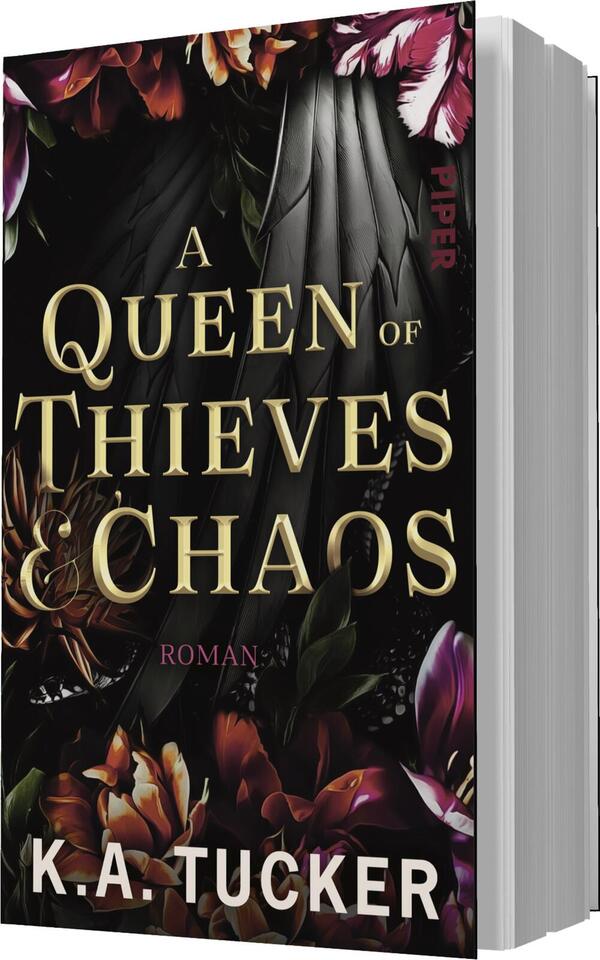 Das Buchcover zeigt einen dunklen Hintergrund mit üppigen, farbigen floralen Elementen in Violett-, Rot- und Grüntönen. In der Mitte steht der Titel „A Queen of Thieves & Chaos“ in großen, goldenen Buchstaben. Darunter befindet sich der Schriftzug „Roman“ in kleinerer Schrift. Der Autorenname „K.A. Tucker“ ist am unteren Rand platziert. Die Gesamtaussage des Covers vermittelt eine mysteriöse und aufregende Atmosphäre.