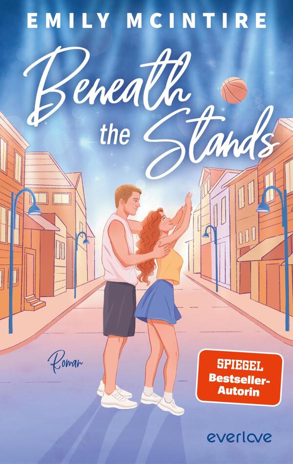 Das Buchcover zeigt zwei junge Menschen in einer verträumten Stadtansicht, umgeben von Häusern mit bunten Fassaden. Die beiden, ein Mann und eine Frau, stehen eng umschlungen, während ein Basketball über ihren Köpfen schwebt. Der Titel „Beneath the Stands“ ist schwungvoll in blauer Schrift platziert, darunter der Zusatz „Roman“ in kleinerer Schrift. Die Farbpalette ist sanft und warm, vermittelt eine romantische Atmosphäre. Der Hinweis „SPIEGEL Bestseller-Autorin“ ist in einer roten Box in der unteren rechten Ecke sichtbar.