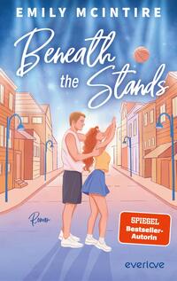 Das Buchcover zeigt zwei junge Menschen in einer verträumten Stadtansicht, umgeben von Häusern mit bunten Fassaden. Die beiden, ein Mann und eine Frau, stehen eng umschlungen, während ein Basketball über ihren Köpfen schwebt. Der Titel „Beneath the Stands“ ist schwungvoll in blauer Schrift platziert, darunter der Zusatz „Roman“ in kleinerer Schrift. Die Farbpalette ist sanft und warm, vermittelt eine romantische Atmosphäre. Der Hinweis „SPIEGEL Bestseller-Autorin“ ist in einer roten Box in der unteren rechten Ecke sichtbar.