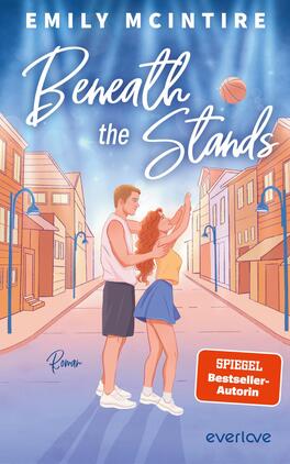 Das Buchcover zeigt zwei junge Menschen in einer verträumten Stadtansicht, umgeben von Häusern mit bunten Fassaden. Die beiden, ein Mann und eine Frau, stehen eng umschlungen, während ein Basketball über ihren Köpfen schwebt. Der Titel „Beneath the Stands“ ist schwungvoll in blauer Schrift platziert, darunter der Zusatz „Roman“ in kleinerer Schrift. Die Farbpalette ist sanft und warm, vermittelt eine romantische Atmosphäre. Der Hinweis „SPIEGEL Bestseller-Autorin“ ist in einer roten Box in der unteren rechten Ecke sichtbar.