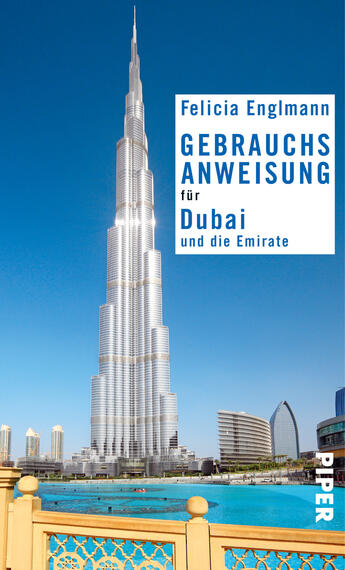 Das Buchcover zeigt den majestätischen Burj Khalifa, das höchste Bauwerk der Welt, vor einem klaren blauen Himmel. Im Vordergrund ist das Wasser eines Pools zu sehen, umgeben von einer modernen Architektur. Der Titel „Gebrauchsanweisung für Dubai und die Emirate“ steht in großen, weißen Buchstaben auf einem blauen Hintergrund, während der Name der Autorin Felicia Englmann oben platziert ist. Die Farbgebung vermittelt eine frische, einladende Atmosphäre.