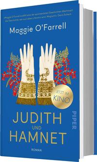 Das Buchcover zeigt einen tiefblauen Hintergrund mit zwei weißen, handschuhtragenden Händen, die golden verzierte Textilien halten. Um die Hände sind vereinzelte rote Blüten abgebildet, die dem Cover eine lebendige Note verleihen. Der Titel „JUDITH UND HAMNET“ steht in großen goldenen Buchstaben, während der Autorenname Maggie O’Farrell in weißer Schrift darüber platziert ist. Ein runder Button mit dem Text „JETZT IM KINO“ ist ebenfalls prominent dargestellt. Die Gesamtatmosphäre vermittelt eine Mischung aus Eleganz und Emotionalität.