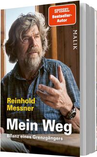 Das Buchcover zeigt ein Porträt von Reinhold Messner, einem langhaarigen Mann mit Bart, der in einem karierten Hemd sitzt und nachdenklich in die Ferne blickt. Der Hintergrund ist neutral gehalten, um den Fokus auf die Person zu legen. In weißer, auffälliger Schrift steht der Titel „Mein Weg“ und darunter der Untertitel „Bilanz eines Grenzgängers“. Der Vermerk „SPIEGEL-Bestseller-Autor“ ist in einem roten Banner oben rechts platziert. Das Cover vermittelt eine Atmosphäre der Reflexion und Abenteuerlust.
