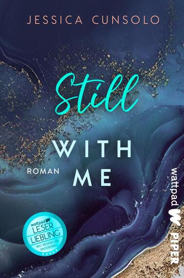 Das Buchcover zeigt einen abstrakten Hintergrund in verschiedenen Blau- und Goldtönen, der an Ozeanwellen erinnert. Der Titel „Still With Me“ ist in einer eleganten, handgeschriebenen Schriftart in Türkis platziert, während die Wörter „WITH“ und „ROMAN“ in einer klaren, weißen Schrift darunter stehen. Oben am Cover ist der Name der Autorin, Jessica Cunsolo, in Kleinbuchstaben geschrieben. In der unteren linken Ecke befindet sich ein blauer Aufkleber mit der Aufschrift „Wattpad Leserliebling“. Die Gesamtaura des Covers ist beruhigend und ansprechend.