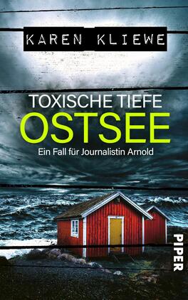 Das Buchcover zeigt einen dramatischen Himmel in dunklen Grautönen, der von Sturmwolken durchzogen ist. Im Vordergrund steht ein rotes Holzhaus an der Ostsee, umgeben von tobenden Wellen. Der Titel „TOXISCHE TIEFE OSTSEE“ ist in leuchtendem Gelb hervorgehoben und vermittelt Spannung. Der Autorenname „KAREN KLIEWE“ befindet sich oben auf dem Cover in kräftiger Schriftfarbe, während die Buchreihe „Ein Fall für Journalistin Arnold“ in schlichterer Schrift darunter steht.