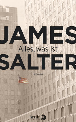 Das Buchcover zeigt eine in sepia gehaltene Stadtansicht mit hohen Gebäuden im Hintergrund. Der Titel „JAMES SALTER“ steht in großen, fetten Buchstaben oben, gefolgt von „Alles, was ist“ in etwas kleinerer Schrift. Darunter befindet sich das Wort „Roman“ in schlichter Schriftgröße. Ein Teil der amerikanischen Flagge ist am unteren Rand sichtbar, was zur urbanen Atmosphäre beiträgt. Die Typografie ist modern und schlicht, und vermittelt einen ernsthaften Ton.