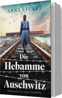 Das Buchcover zeigt eine Frau in einem blauen Kleid, die auf einem Gleis steht, das durch gefrorene Landschaft führt. Im Hintergrund ist eine Kaserne und ein bewölkter Himmel zu sehen, der die tragische Atmosphäre verstärkt. Der Titel „Die Hebamme von Auschwitz“ ist in großen, weißen Buchstaben unterstrichen, während der Autorinnenname „ANNA STUART“ oben in kleinerem, hellblauem Schriftzug erscheint. Die Zäune aus Stacheldraht unterstreichen die düstere Thematik des Romans.