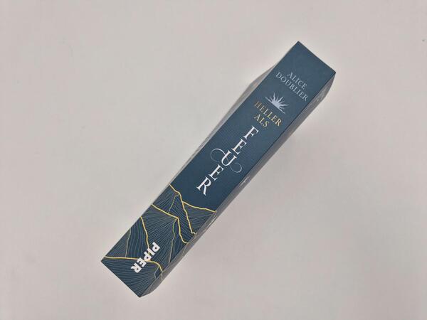 Außenansicht des Buches „Heller als Feuer“