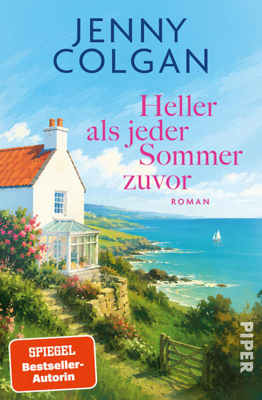 Das Buchcover zeigt ein weißes Küstenhaus mit rotem Ziegeldach und einem Glaswintergarten am linken Vordergrund, davor blühende Sträucher und ein hölzernes Tor. Im Hintergrund erstreckt sich eine sonnige, blaue Meeresbucht mit Klippen und einem Segelboot. Titel in pinker Serifenschrift „Heller als jeder Sommer zuvor“, Autorennamen „Jenny Colgan“ groß oben in dunkelblauer Schrift. Unten links ein oranger Button „SPIEGEL Bestseller-Autorin“.