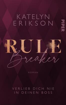 Das Buchcover zeigt einen elegant gestalteten Hintergrund in dunklem Violett, das durch diamantartige Muster aufgehellt wird. Im Fokus steht der Titel „RULE Breaker“ in großen, goldfarbenen Buchstaben, die einen glitzernden Effekt haben. Darunter steht der Text „Roman“ in schlichter, weißer Schrift. Der Name der Autorin „Katelyn Erikson“ ist oben in weißer Schrift platziert. Am untere Rand ist der Satz „Verlieb dich nie in deinen Boss“ in geschwungener, heller Schrift gehalten.
