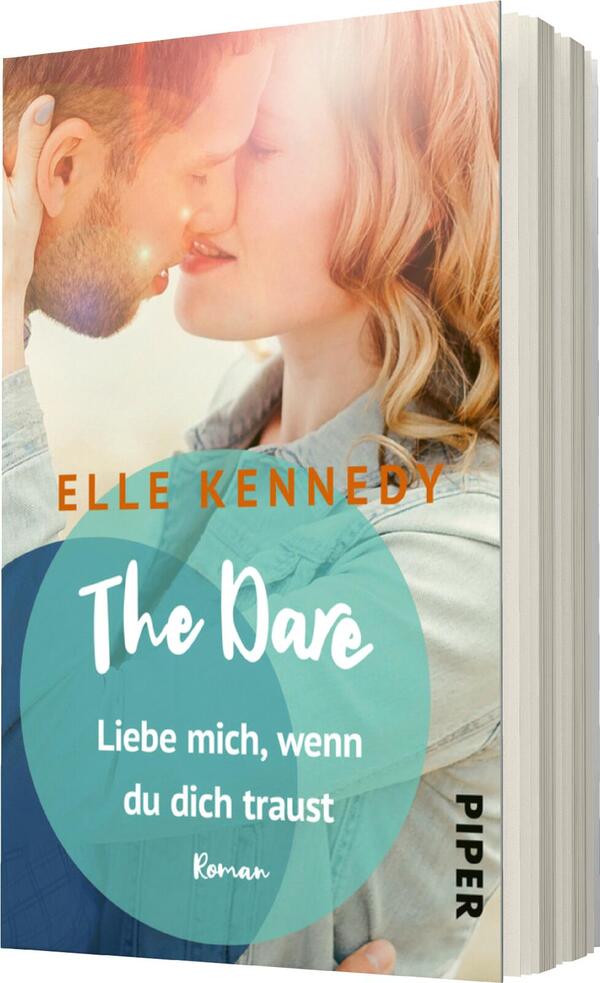 Das Buchcover zeigt ein romantisches Paar, das sich kurz vor einem Kuss befindet. Die Farben sind warm und sanft, mit einem hellen Hintergrund, der eine freundliche Atmosphäre schafft. Der Titel „The Dare“ ist in einer verspielten Schriftart in Weiß gehalten und hebt sich vor einem türkisfarbenen Kreis ab. Untertitel und Autorennamen sind in orange und Weiß dargestellt. Das Wort „Roman“ ist in kleiner Schrift am unteren Rand platziert.