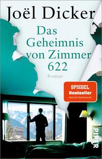 Das Buchcover zeigt den Titel „Das Geheimnis von Zimmer 622“ von Joël Dicker in großer, schwarzer Schrift. Im Hintergrund ist eine Fensterfront mit Aussicht auf majestätische Berge sichtbar. Eine Silhouette einer Person, die den Blick nach draußen richtet, steht im Vordergrund. Der obere Rand des Covers ist in einem sanften Blau gehalten, während der untere Bereich klar und hell bleibt. Ein rotes Rechteck mit dem Text „SPIEGEL Bestseller“ und „Jetzt als Taschenbuch“ ergänzt die Gestaltung.