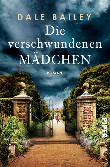 Das Buchcover zeigt einen geheimnisvollen Garten mit hohen, geflochtenen Hecken und massiven Steinpfeilern, die die Eingangstür flankieren. Die Farbpalette ist geprägt von düsteren Blautönen und lebendigem Grün, während ein dramatischer Himmel die Szene überlagert. In der Mitte des Bildes ist ein Mädchen in einem roten Kleid zu sehen, das durch das Tor schreitet. Oben steht groß „Dale Bailey“ und darunter der Titel „Die verschwundenen MÄDCHEN“ in weißer, eleganter Schrift. Unten rechts befindet sich der Verlagsname „PIPER“.