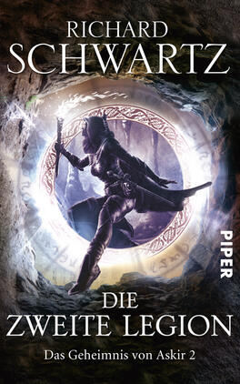 Das Buchcover zeigt eine mystische Atmosphäre mit einem zentralen, rundum leuchtenden Portal. Eine in dunkler Kleidung gehüllte Figur mit einer Waffe steht davor und ist leicht seitlich zu sehen. Der Hintergrund ist in dunklen, grauen Tönen gehalten, während das Portal in einem sanften, leuchtenden Weiß erstrahlt. Der Titel „DIE ZWEITE LEGION“ steht in großen, weißen Lettern mittig auf dem Cover, darüber der Autorenname „RICHARD SCHWARTZ“. Unten wird der Untertitel „Das Geheimnis von Askir 2“ in kleinerer Schrift angezeigt.