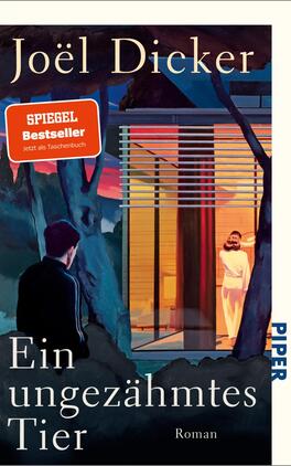 Das Buchcover zeigt eine stilisierte Szene mit einem Mann, der von hinten mit einem weißen Hemd und einem schwarzen Blazer versehen ist, auf einen modernen, lichtdurchfluteten Wohnraum blickt. Im Hintergrund steht eine Frau in einem eleganten weißen Kleid. Der Hintergrund ist in sanften Blautönen gehalten, während die Fenster des Hauses warm erleuchtet sind. Der Titel „Ein ungezügeltes Tier“ ist prominent in goldener Schrift platziert, und der Autor „Joël Dicker“ steht oben ebenfalls in goldener Schrift. Ein roter Bestseller-Aufkleber mit dem Text „SPIEGEL Bestseller Jetzt als Taschenbuch“ sorgt für einen visuellen Akzent.