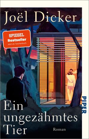 Das Buchcover zeigt eine stilisierte Szene mit einem Mann, der von hinten mit einem weißen Hemd und einem schwarzen Blazer versehen ist, auf einen modernen, lichtdurchfluteten Wohnraum blickt. Im Hintergrund steht eine Frau in einem eleganten weißen Kleid. Der Hintergrund ist in sanften Blautönen gehalten, während die Fenster des Hauses warm erleuchtet sind. Der Titel „Ein ungezügeltes Tier“ ist prominent in goldener Schrift platziert, und der Autor „Joël Dicker“ steht oben ebenfalls in goldener Schrift. Ein roter Bestseller-Aufkleber mit dem Text „SPIEGEL Bestseller Jetzt als Taschenbuch“ sorgt für einen visuellen Akzent.