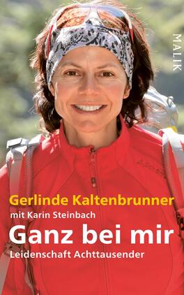 Ganz bei mir Das Buchcover zeigt das Porträt der Bergsteigerin Gerlinde Kaltenbrunner, die in einem leuchtend roten Jacket und mit rötlichen Haaren lächelt. Ihr Gesichtsausdruck strahlt Selbstbewusstsein und Freude aus, umrahmt von einer natürlichen Umgebung. Oben steht in gelber Schrift „Gerlinde Kaltenbrunner mit Karin Steinbach“, darunter in großer, weißer Schrift „Ganz bei mir - Leidenschaft Achttausender“. Die Farbpalette ist warm und einladend, unterstützt von einem verschwommenen Hintergrund, der die Berge suggeriert.